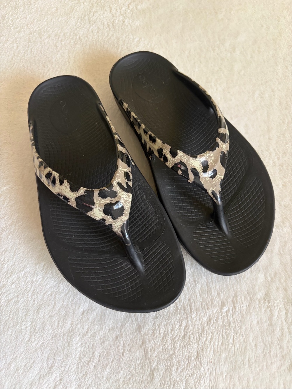 OOFOS Black Sandals with Leopard-Print Straps Sz 7 - (EU39)